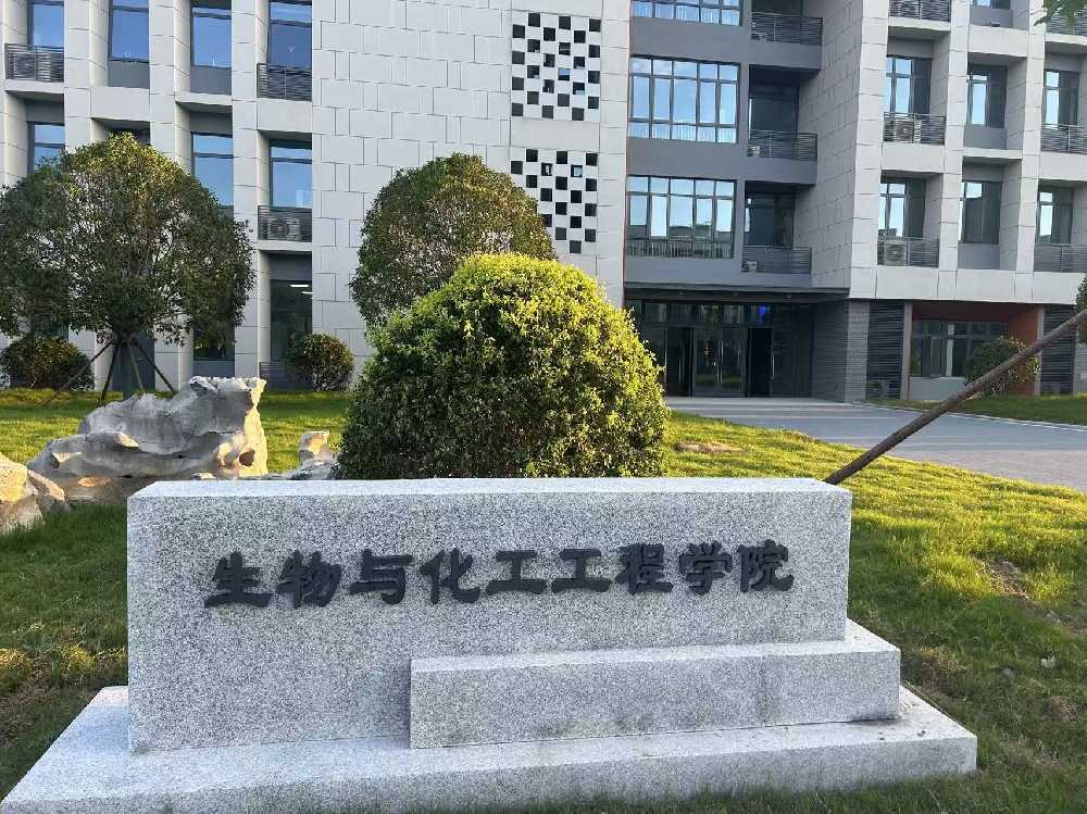 乌鲁木齐市扬州职业大学体育场高杆灯项目